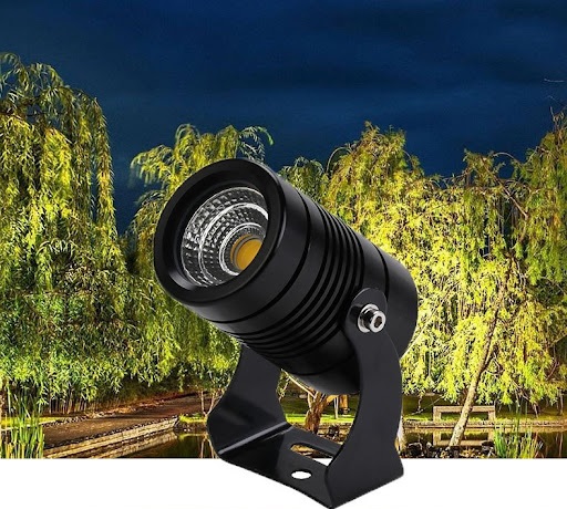 đèn spotlight chiếu cây 