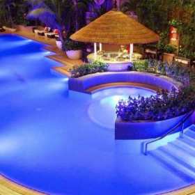 Đèn spotlight cho bể bơi – Giải pháp chiếu sáng an toàn và đẳng cấp cho không gian ngoài trời