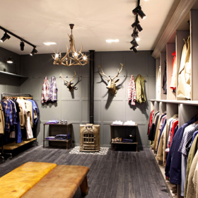 Đèn spotlight cho shop thời trang nên chọn ánh sáng gì để tôn sản phẩm và hút khách?